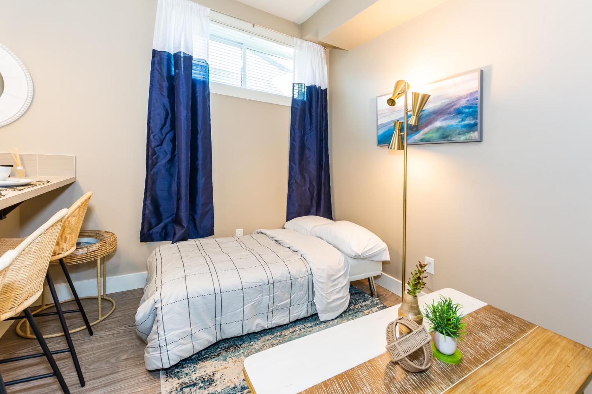 Queen Bed * Netflix * Wifi * Long Or Short Stays Edmonton Exterior photo