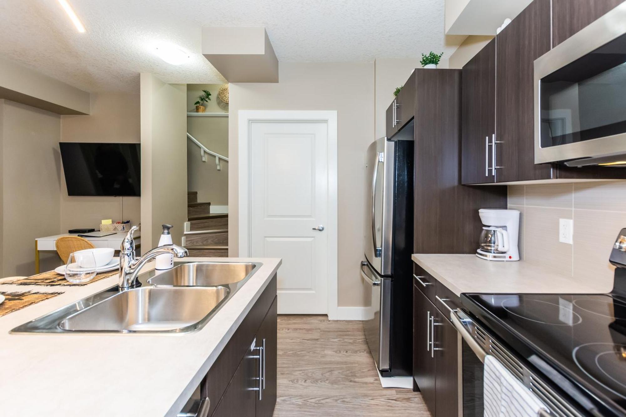 Queen Bed * Netflix * Wifi * Long Or Short Stays Edmonton Exterior photo